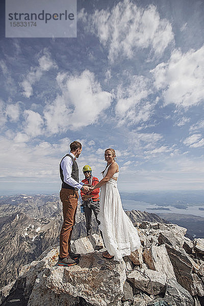 Braut und Bräutigam heiraten auf dem Gipfel des Grand Teton  Wyoming