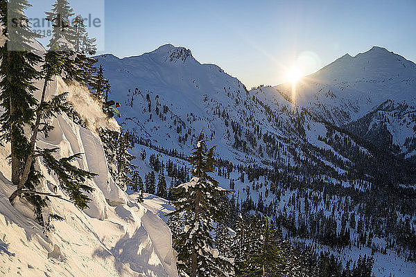 Skifahrende Frau im Hinterland von Mt. Baker  Washington