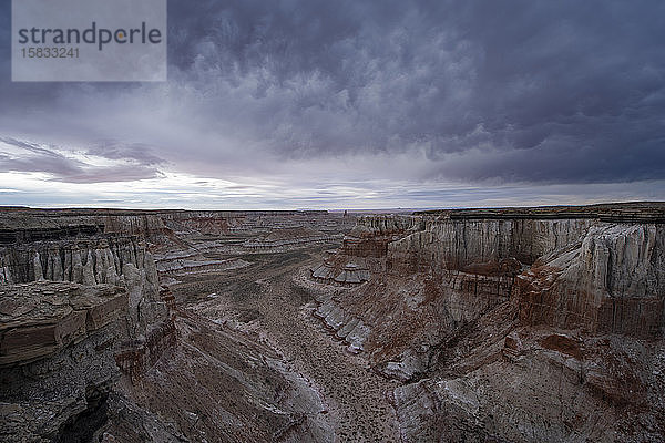 Massiver Landschafts-Kohlebergbau-Canyon im Navajo-Reservat in Ariz