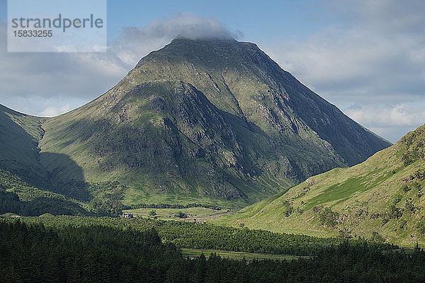 Der Berg Stob Na Broige erhebt sich über dem Anwesen Dalness  Glen Etive  Highland  Schottland
