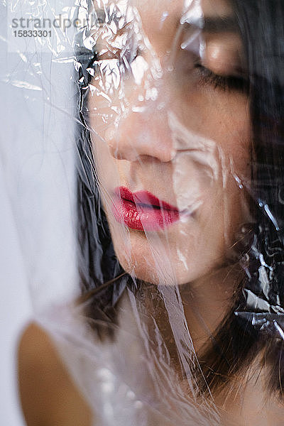 Bildnis einer attraktiven Frau mit Plastiktüte bedeckt