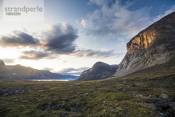 Alpenglühen auf dem Berg im Akshayak-Pass  Baffin Island.