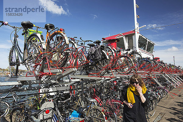 Fahrräder in Fahrradständern in Amsterdam  Niederlande. Ein riesiger Prozentsatz der Bevölkerung fährt in diesem flachen  tief liegenden Land mit dem Fahrrad.