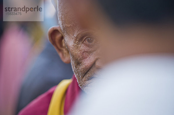 Alter Mönch aus Leh während einer Anbetung im Freien