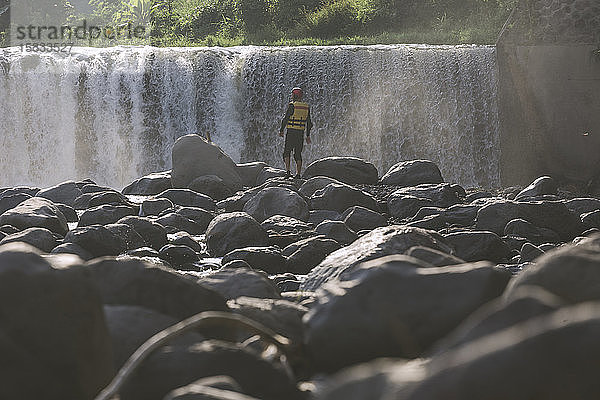 Mann am Wasserfall