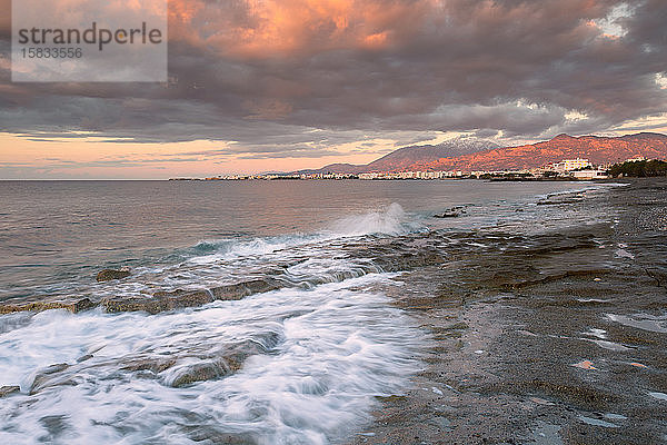 Die Stadt Ierapetra vom Strand von St. Andrew auf Kreta aus gesehen.