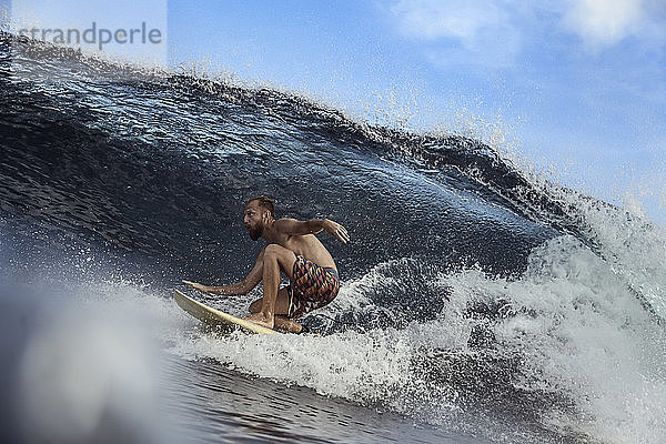 Surfer auf einer Welle