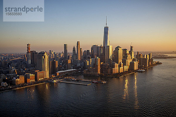 Sonnenuntergang am Freedom Tower und dem Finanzbezirk in New York City.