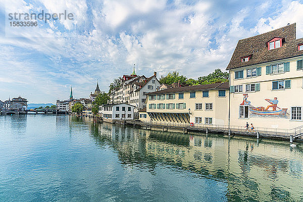 Alte Gebäude des Lindenhofs entlang der Limmat  Zürich  Schweiz