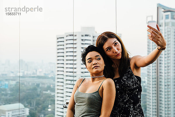 Freunde nehmen Selfie on Roof Top