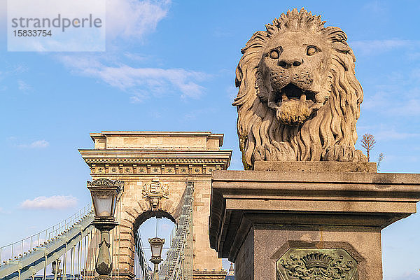 Die Kettenbrücke mit dem steinernen Löwen an ihrem Eingang mit blauem Himmel