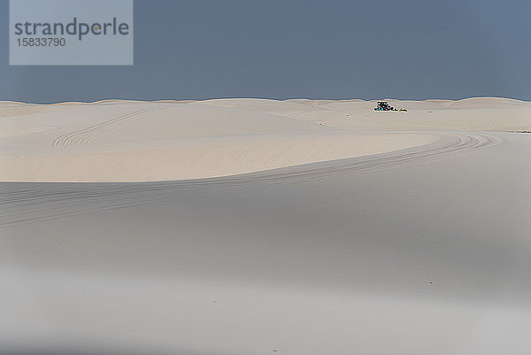 Wunderschöne Aussicht auf weiße Sanddünen in einer Wüstenlandschaft