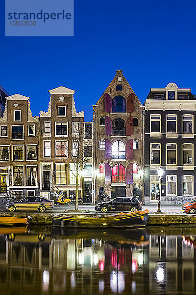 Grachtenhäuser am Kanal Prinsengracht in der Abenddämmerung  Amsterdam