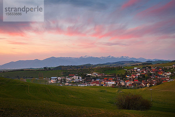 Dorf zwischen Feldern und Weiden in der Region Turiec in der Slowakei.