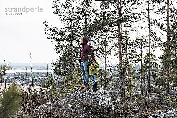 Vater und Sohn wandern zusammen und genießen den Blick aufs Meer