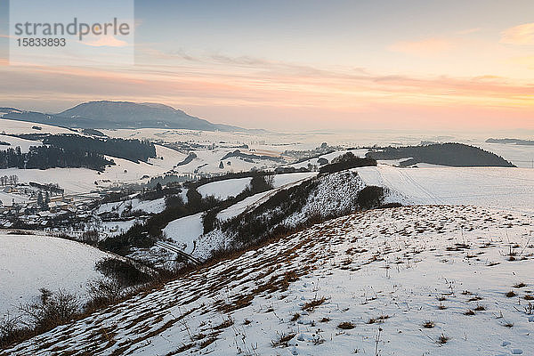 Dorf in der Region Turiec mit Blick auf das Gebirge Velka Fatra.