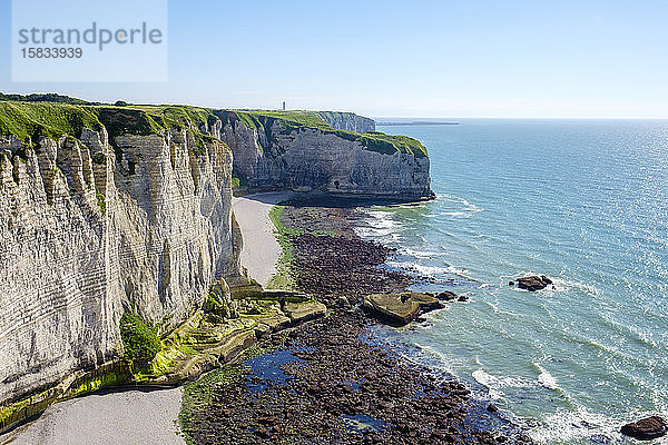 Weiße Kreidefelsen an der Küste des Ärmelkanals  Etretat  Departement Seine-Maritime  Normandie  Frankreich