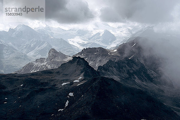 Blick auf die schöne stimmungsvolle Landschaft in den Alpen.