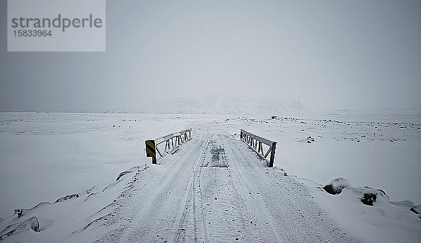 einfache Brücke im isländischen Hochland im Winter