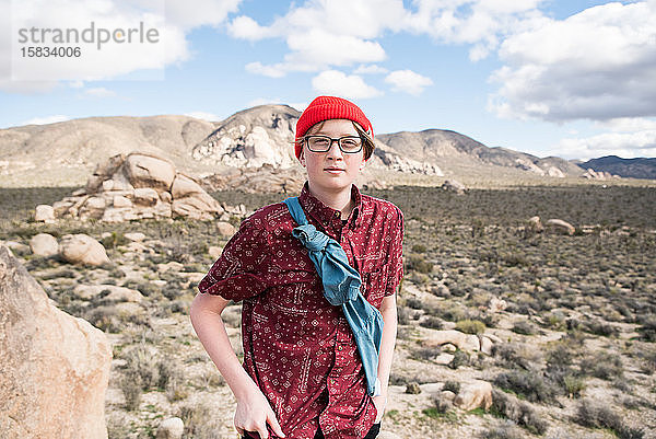 Porträt eines Teenagers bei der Erkundung des Joshua-Baum-Nationalparks