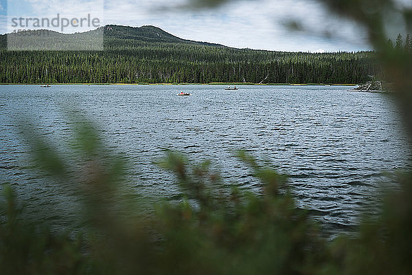 Weitwinkelansicht von kleinen Booten auf einem malerischen See
