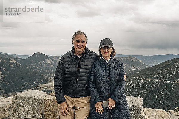 Ein älteres Paar genießt eine Wanderung im Rocky Mountain National Park  Colorado