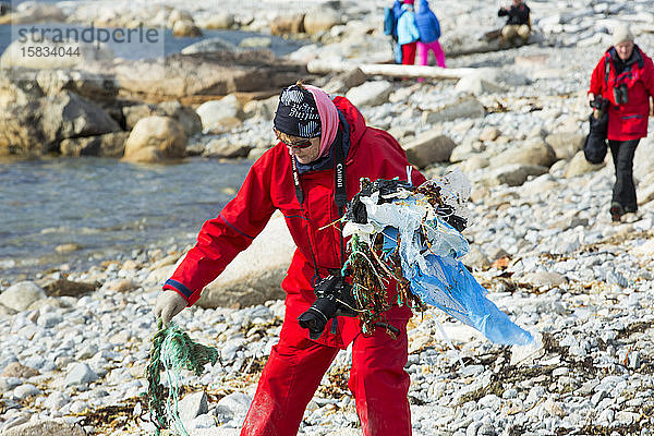Touristen sammeln Plastikmüll an einem abgelegenen Strand in Nordsvalbard  nur etwa 600 Meilen vom Nordpol entfernt. Die Plastik wurde von den Meeresströmungen an Land gespült.