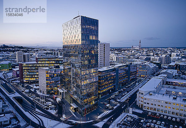 Winterliche Stadtlandschaft mit moderner Architektur