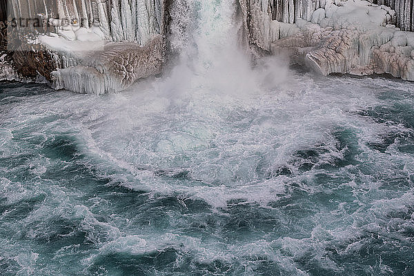 Aldeyjarfoss  isländischer Wasserfall  abgerundet von Basaltsäulen