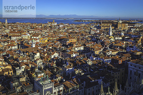Alte Gebäude in Venedig vom Markusglockenturm aus am Mittag aufgenommen