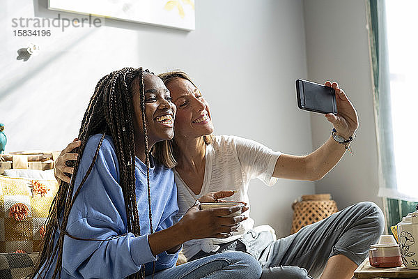 ein befreundetes Paar  das zu Hause einen Selfie-/Videoanruf macht