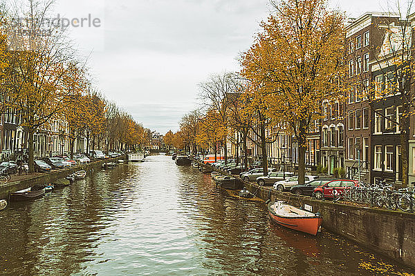 Gracht oder Kanal in Amsterdam beim Rotlichtviertel im Herbst