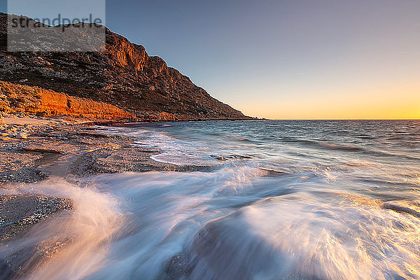 Strand in der Nähe des Dorfes Goudouras im Osten Kretas.