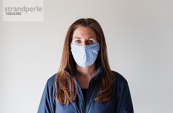 Frau trug während der Covid-19-Pandemie eine selbstgemachte Gesichtsmaske aus Stoff.