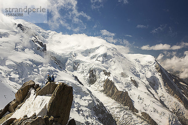 Mont Blanc von der Aiguille Du Midi oberhalb von Chamonix  Frankreich  mit Bergsteigern auf der Cosmiques Arete.