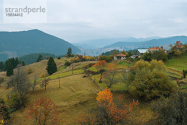 Herbstliche Landschaft. Nebliger Sonnenaufgang in Rodopi  Bulgarien.