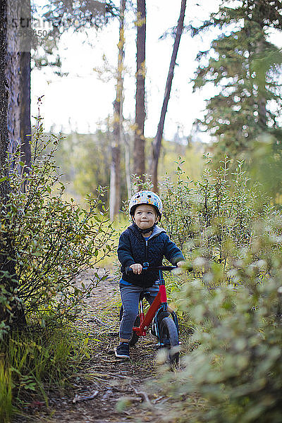 Junge schaut beim Radfahren fröhlich auf