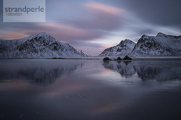 Spiegelung der winterlichen Berggipfel am Strand von Skagsanden  FlakstadÃ¸y  Lofoten  Norwegen