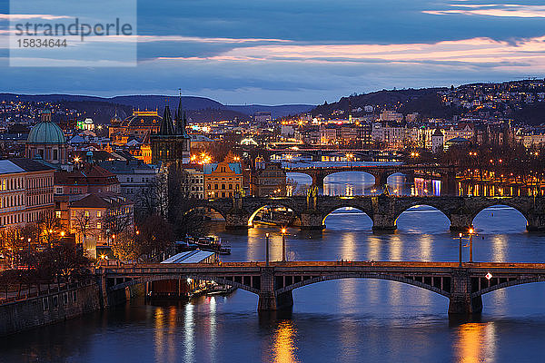 Abends Blick auf das historische Stadtzentrum von Prag und die Moldau.