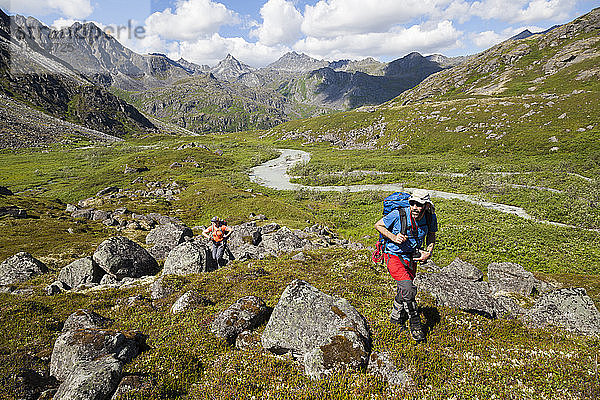 Ein Paar wandert den Wintergreen Creek hinauf  Talkeetna Mountains  Alaska
