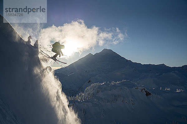 Mann beim Skilanglauf im Hinterland am Mt. Baker  Washington