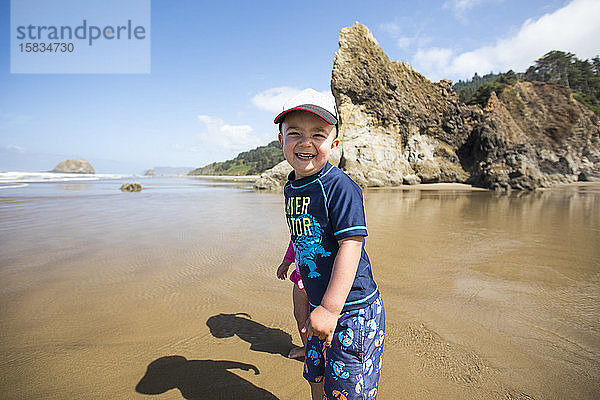 Porträt eines lächelnden  glücklichen Jungen am Strand.