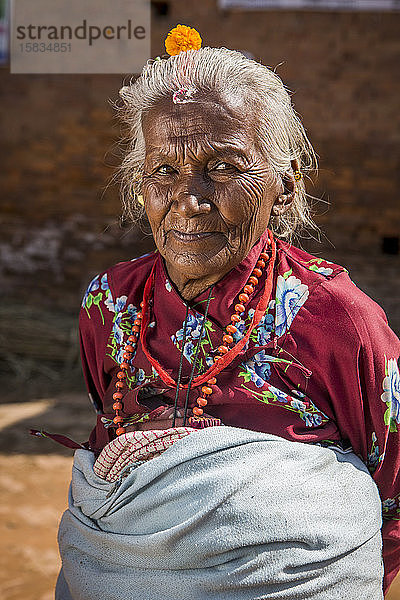 Eine Frau in traditioneller Kleidung posiert für ein Porträt in Kathmandu  Nepal