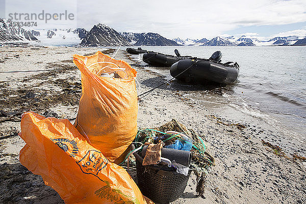 Touristen sammeln Plastikmüll an einem abgelegenen Strand in Nordsvalbard  nur etwa 600 Meilen vom Nordpol entfernt. Die Plastik wurde von den Meeresströmungen an Land gespült.