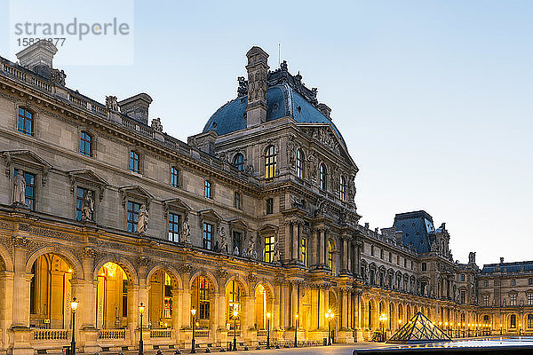 Innenhof des Louvre-Museums bei Sonnenaufgang  Paris  Frankreich