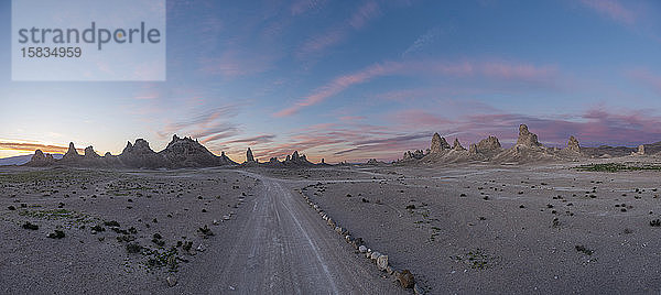 Trona-Säulen in sanften Sonnenaufgangs-Pastellfarben