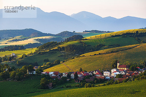 Dorf zwischen Feldern und Weiden in der Region Turiec in der Slowakei.