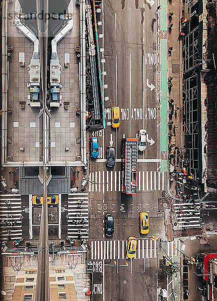 Draufsicht auf Fahrzeuge an einer Straßenkreuzung in New York City