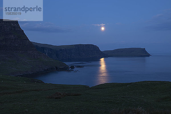 Mondaufgang über dem Kopf von Waterstein und der Moonen-Bucht  Neist Point  Isle of Skye  Schottland