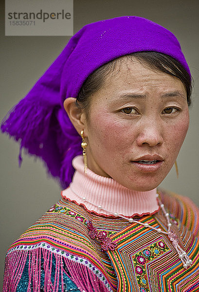 Porträt einer Hmong-Frau in traditioneller farbenfroher Kleidung
